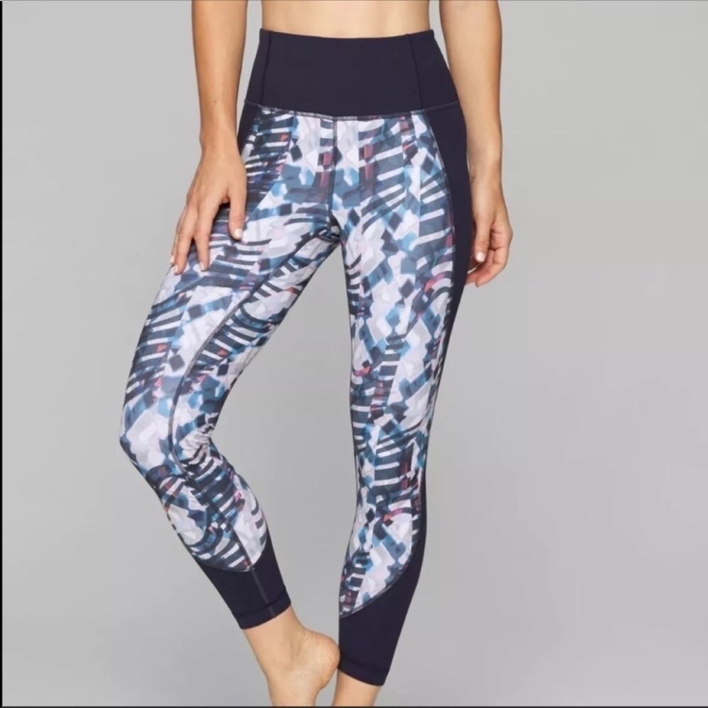 Athleta Distortion Salutation legging